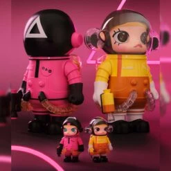 MEGA SPACE MOLLY 400%+100% Squid Game -Outlet Mega Plush Store 20241211 112836 899905 scene 3 mega space molly 400 100 squid game mega details popmart us 1200x1200