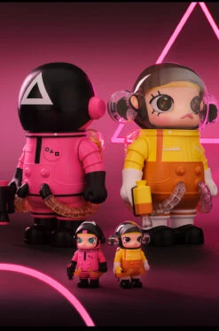 MEGA SPACE MOLLY 400%+100% Squid Game -Outlet Mega Plush Store 20241211 112857 452391 7 mega space molly 400 100 squid game mega details popmart us 1200x1816