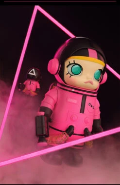 MEGA SPACE MOLLY 400%+100% Squid Game -Outlet Mega Plush Store 20241211 112857 973397 6 mega space molly 400 100 squid game mega details popmart us 1200x1840