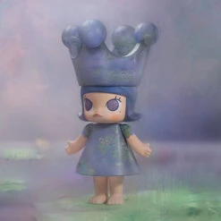 MEGA ROYAL MOLLY 1000% Monet-Les Nymphéas -Outlet Mega Plush Store 20250213 180907 941520 scene 2 mega royal molly 1000 monet les nymph as mega details popmart us 1200x1200