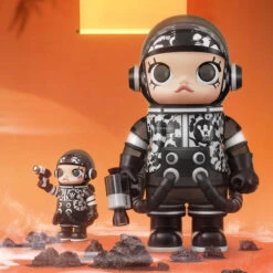 MEGA SPACE MOLLY 1000% Meilin Panda -Outlet Mega Plush Store scene 01 9q6B886qUf 1200x1200