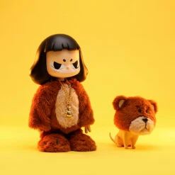 VITA PEEKABOO Figurine -Outlet Mega Plush Store scene 02 NqlXJDQXDS 1200x1200